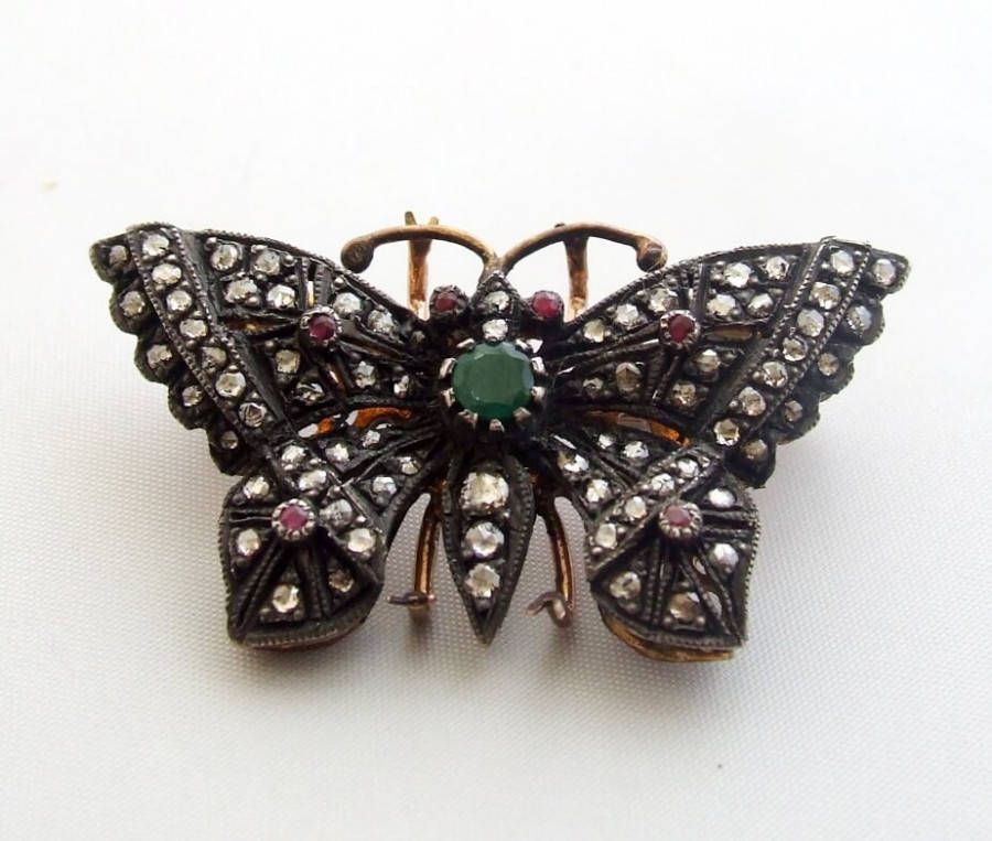 Christian Antieke vlinder broche met roosdiamant, robijn en smaragd