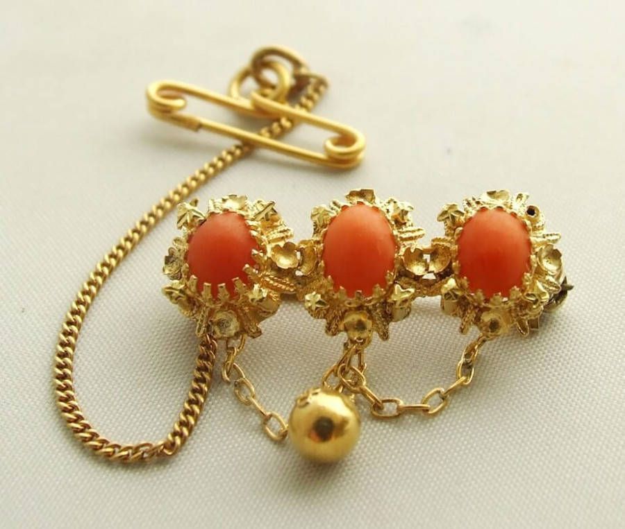 Christian Gouden broche met bloedkoraal